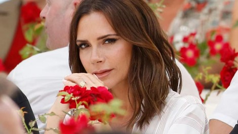Ali veste, zakaj Victoria Beckham okoli roke nosi rdečo nit? Le malo ljudi pozna pravi pomen tega običaja
