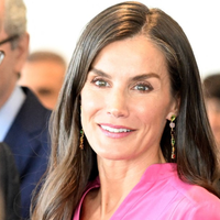 Kraljica Letizia v popolni rožnati kombinaciji, a še bolj navdušujejo njeni čevlji (FOTO)