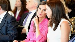kraljica Letizia Ortiz čevlji rožnata obleka