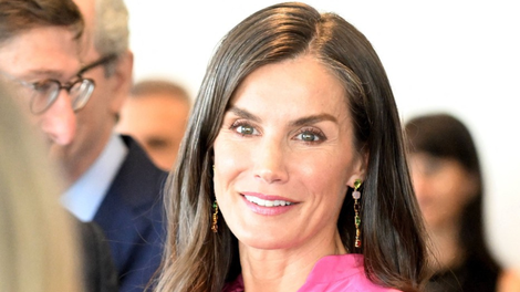 kraljica Letizia Ortiz čevlji rožnata obleka