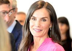 Kraljica Letizia v popolni rožnati kombinaciji, a še bolj navdušujejo njeni čevlji (FOTO)
