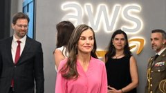 kraljica Letizia Ortiz čevlji rožnata obleka