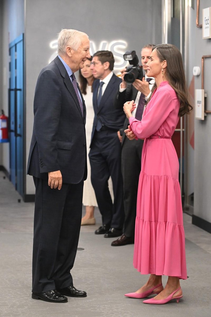 kraljica Letizia Ortiz čevlji rožnata obleka