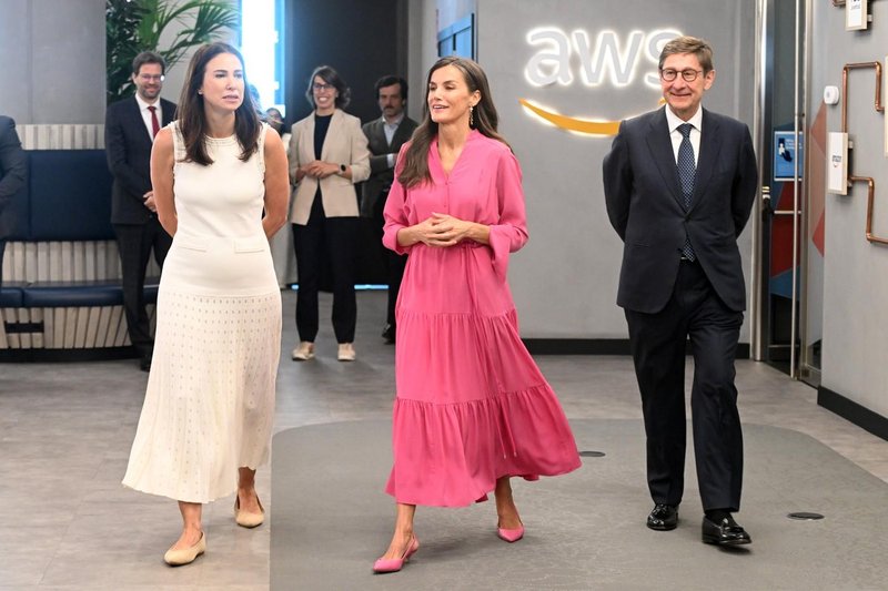 kraljica Letizia Ortiz čevlji rožnata obleka