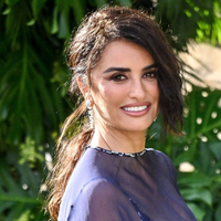 Pariški glamur Penelope Cruz: prosojna eleganca, ki vas bo pustila brez besed (FOTO)