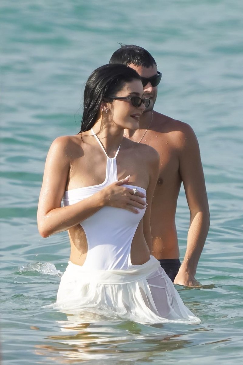 Kylie Jenner bele kopalke bikini