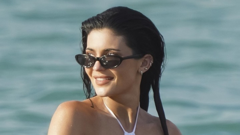 Kylie Jenner bele kopalke bikini