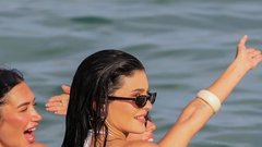 Kylie Jenner bele kopalke bikini