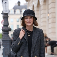 Kot nalašč za sprehod po deževnih mestnih ulicah: Pariška eleganca Keire Knightley