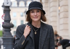 Pariška eleganca Keire Knightley: kot nalašč za sprehod po deževnih mestnih ulicah