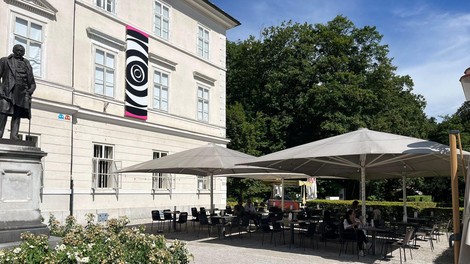 Zakaj boste vsak poletni četrtkov večer želeli preživeti v Caffe Bienale v Tivoliju