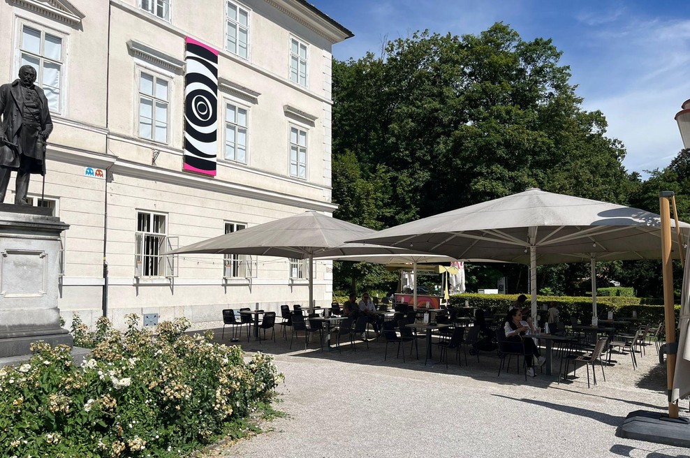 Zakaj boste vsak poletni četrtkov večer želeli preživeti v Caffe Bienale v Tivoliju (foto: Caffe Bienale)