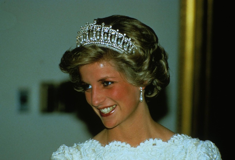Diana je tiaro pogosto nosila na državnih večerjah in pomembnih dogodkih – simbol njenega statusa in prepoznavnosti, a tudi bremena …