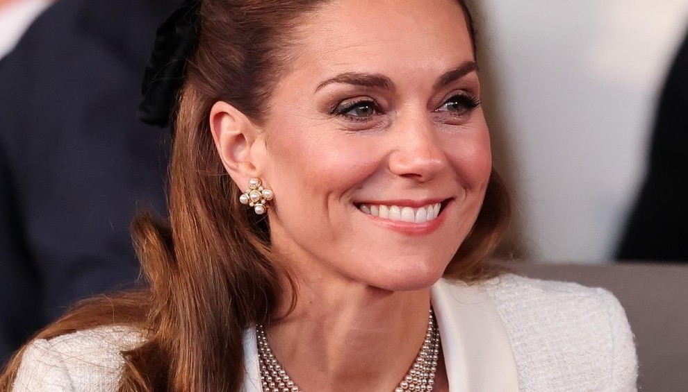 Na svečani večerji v čast francoskemu predsedniškemu paru je vojvodinja in sedanja princesa Kate Middleton očarala z veličastnim nakitom, ki …