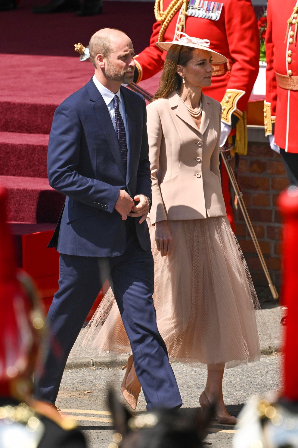 Izbira med Brigitte in Kate je kot izbira med dvema mojstrovinama: ena pooseblja pariško sodobnost, druga britansko tradicijo. Katera vam …
