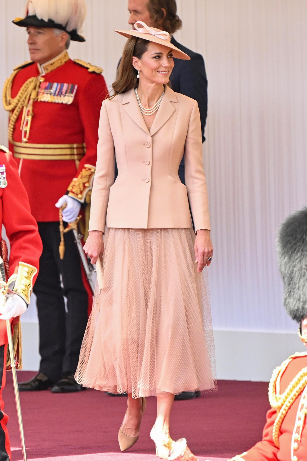 Kate, princesa Walesa, je izbrala romantično in hkrati klasično podobo, ki je izpadla kot poklon britanski tradiciji. Njena nežna pastelno …