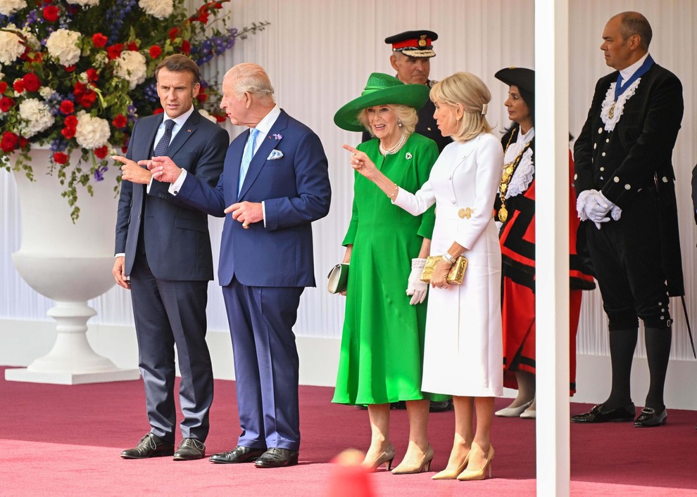 Brigitte Macron se je odločila za čisto eleganco in brezčasno silhueto. Nosila je belo obleko s strukturiranim zgornjim delom, asimetrično …