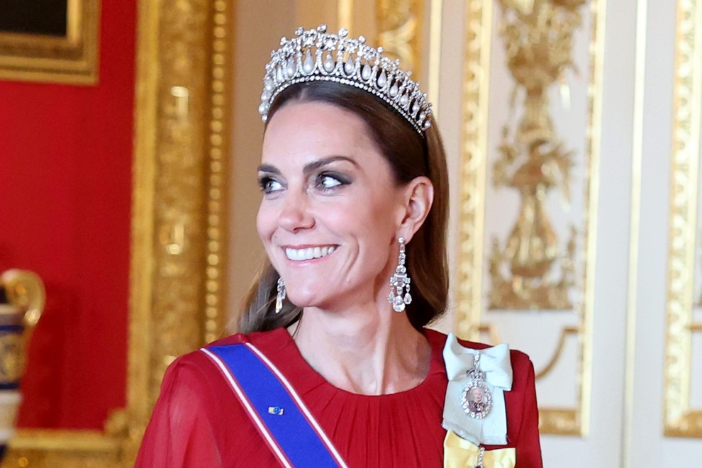 Tiara, ki jo je Kate nosila, je ikonična “Lover’s Knot Tiara” – znana po svojem elegantnem loku z visečimi biseri, …
