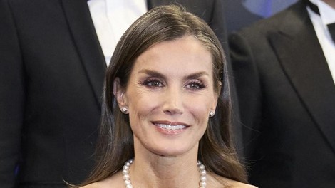 Brezčasna črna eleganca: kraljica Letizia se je v osupljivi obleki z biseri poklonila modni legendi