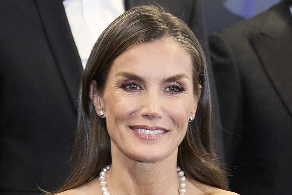 Brezčasna črna eleganca: kraljica Letizia se je v osupljivi obleki z biseri poklonila modni legendi