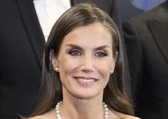 Brezčasna črna eleganca: kraljica Letizia se je v osupljivi obleki z biseri poklonila modni legendi