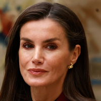 Brezčasna črna eleganca: kraljica Letizia se je v osupljivi obleki z biseri poklonila modni legendi