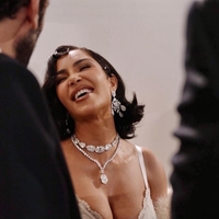 Fiasko na modni pisti: Kim Kardashian postala tarča posmeha zaradi bizarne hoje (VIDEO)
