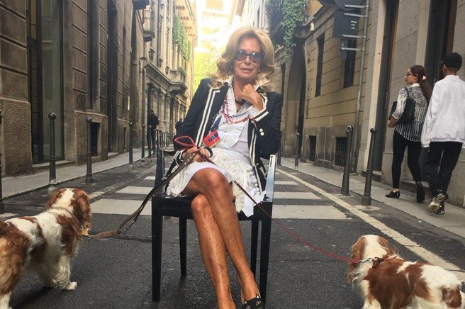 Pri 73 letih je pravi modni navdih: njena pravila za brezčasno eleganco v zrelih letih navdušujejo