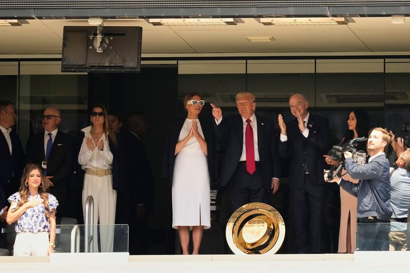 Melania Trump bela sončna očala