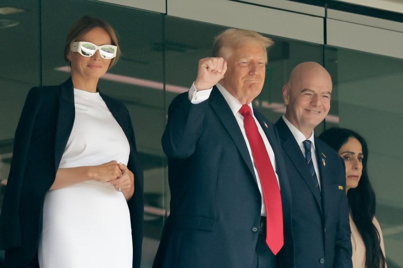 Melania Trump bela sončna očala