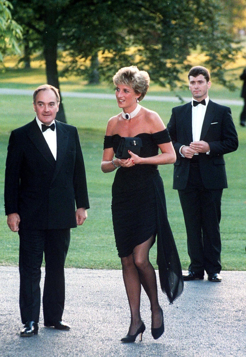 “Maščevalna obleka” (1994) Na dan, ko je princ Charles v televizijskem intervjuju priznal nezvestobo, se je Diana na dobrodelnem dogodku …