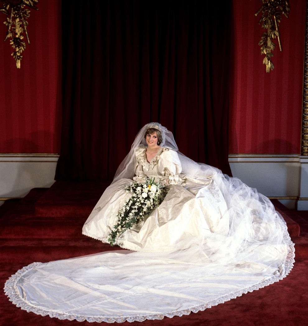 Poroka stoletja (1981) Če govorimo o modnih trenutkih princese Diane, moramo seveda začeti z njenim poročnim dnem. Obleka, ki sta …