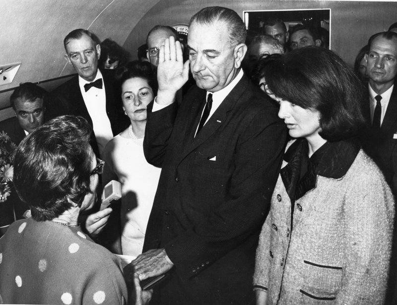 Krvava obleka Jackie Kennedy, iz katere se ni želela preobleči: "Želim, da ljudje vidijo posledice"