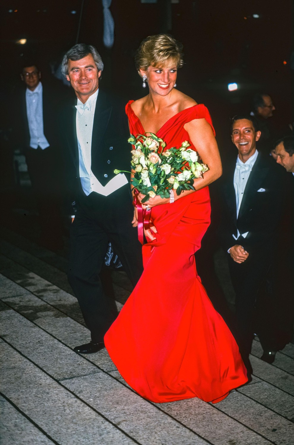 Rdeča obleka z gala večera v Washingtonu (1990) Na kraljevem gala večeru v podporo London City Ballet, ki je potekal …