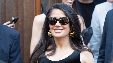 Salma Hayek v čevljih z visoko peto modna revija Balenciaga