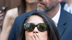 Salma Hayek v čevljih z visoko peto modna revija Balenciaga