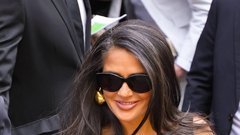 Salma Hayek v čevljih z visoko peto modna revija Balenciaga