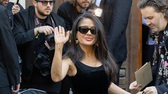 Salma Hayek v čevljih z visoko peto modna revija Balenciaga