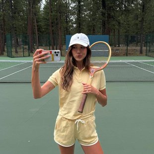 Zakaj je tenis najbolj šik poletna aktivnost, ki jo morate preizkusiti