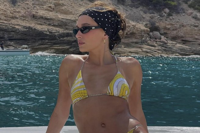 Hailey Bieber, morje, plaža, poletje, bikini, kopalke