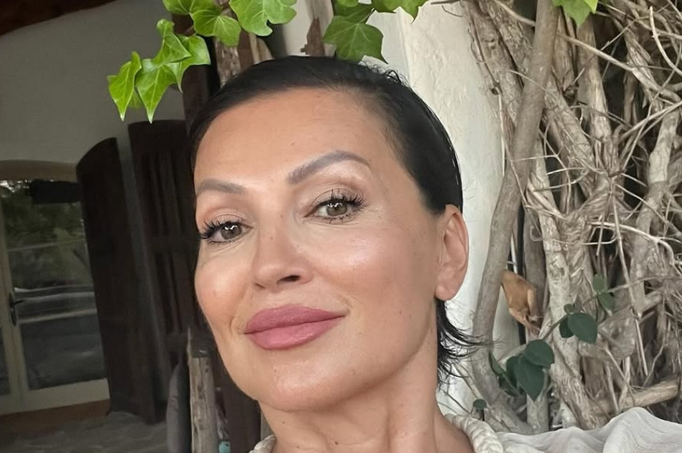 Očarljiva poletna eleganca znane pevke: sanjska obleka s prav posebnim detajlom (foto: Instagram.com/badrich/)