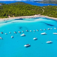 13 najlepših hrvaških plaž, ki jih boste želeli obiskati to poletje (oboževali jih bodo tudi otroci!)