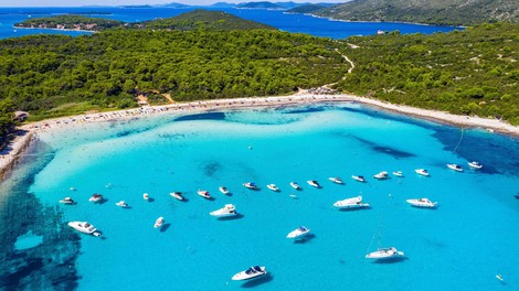 13 najlepših hrvaških plaž, ki jih boste želeli obiskati to poletje (oboževali jih bodo tudi otroci!)