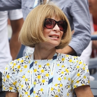 Anna Wintour že 30 let nosi te vsestranske sandale, narejene posebej zanjo – le enkrat so doživeli "prenovo"