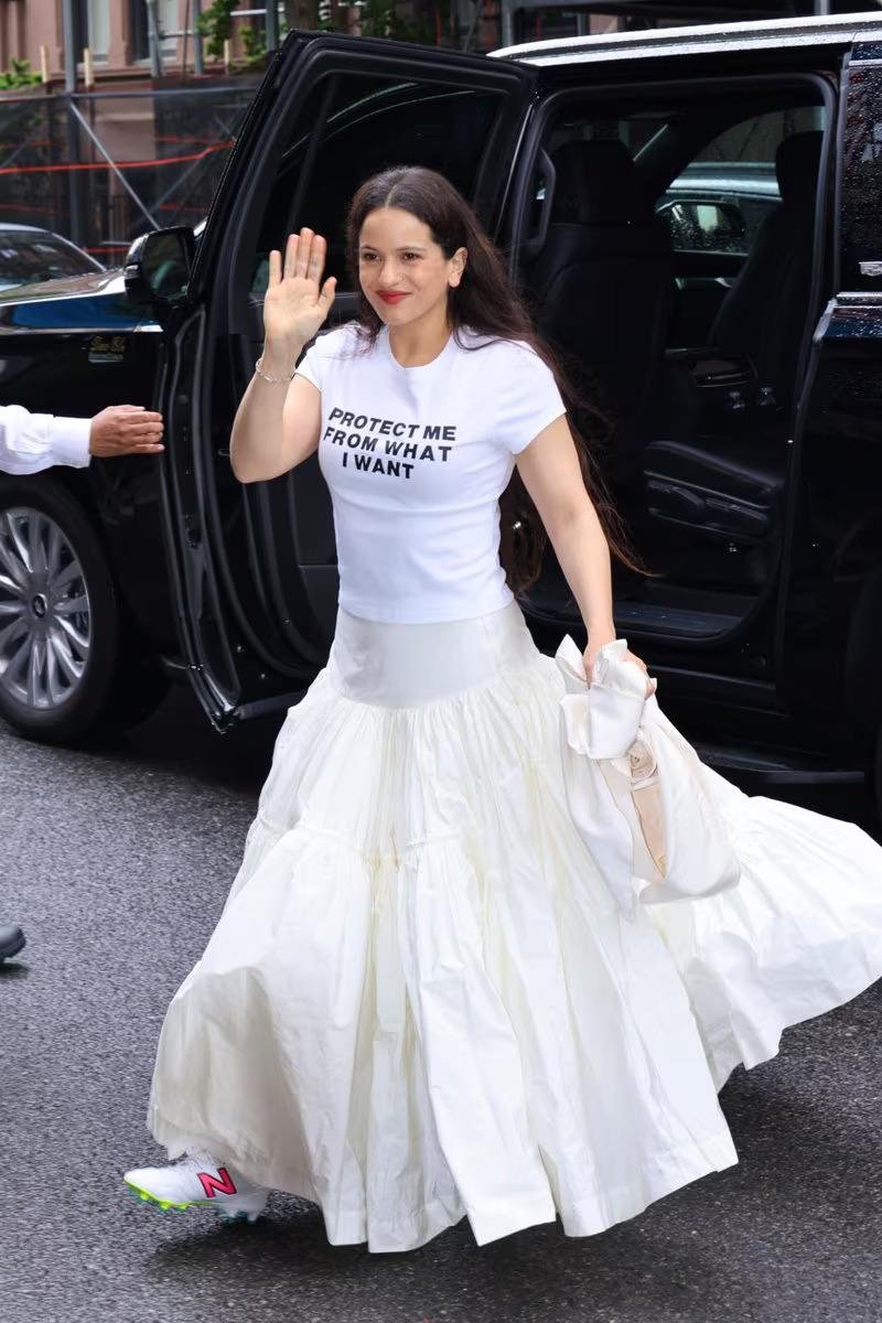 Pozabite na oversized srajce, po vzoru Victorie Beckham to poletje s kavbojkami nosimo to majico