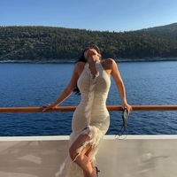 Miu Miu razkriva svojo vizijo jeseni 2025: z velikimi imeni, kot je Kylie Jenner, slavi moč ženskosti