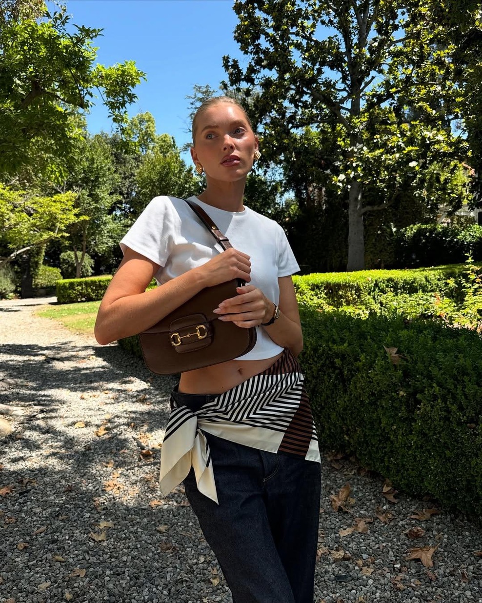 Letošnje poletje namesto usnjenih pasov nosimo ta šik dodatek (videzu takoj doda svoj karakter) (foto: Instagram/@hoskelsa)
