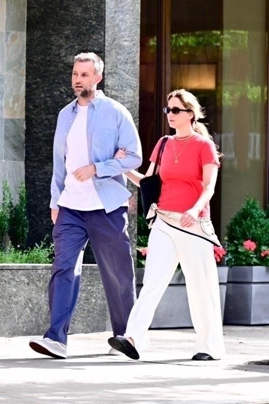 Paparazzi so jo ujeli na jutranjem sprehodu s svojim možem, režiserjem Cookeom Maroneyem, ko sta se odpravljala v njuno najljubšo …