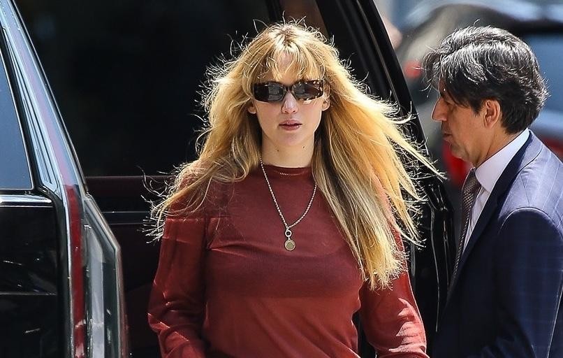 Kljub temu, da je Jennifer Lawrence zaposlena z materinskimi obveznostmi, še vedno najde čas, da sledi najnovejšim modnim trendom. Tokrat …