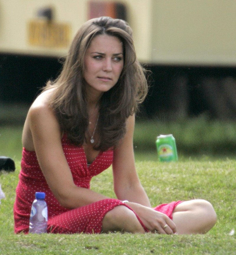 mlada Kate Middleton, rdeča obleka